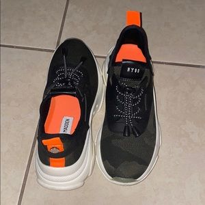 Steve Madden sneaker